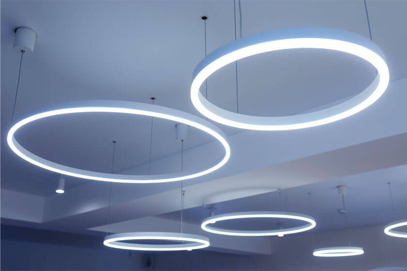 Un grupo de luces LED circulares colgadas en una habitación.