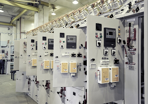 Una fila de paneles eléctricos en una fábrica.